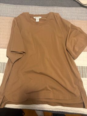 Athleta Women’s Camel Brown Basic tee